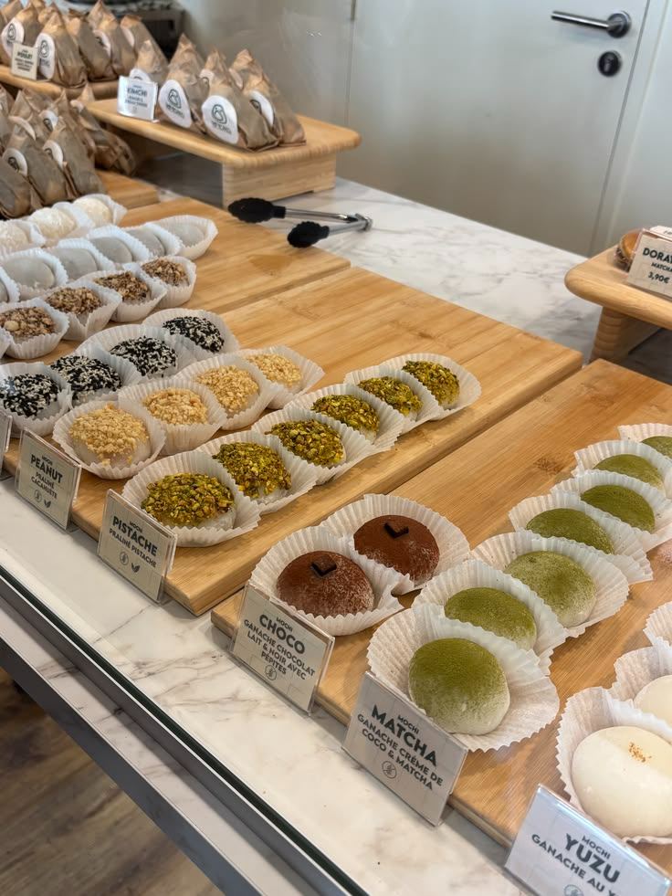 Vitrina con mochis de distintos sabores acomodados en charolas de madera